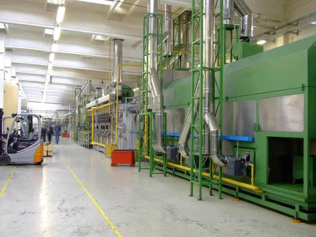 Pasillo de planta de producción industrial mostrando Lean Manufacturing