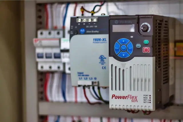 Programación de PLCs para controlar maquinaria industrial
